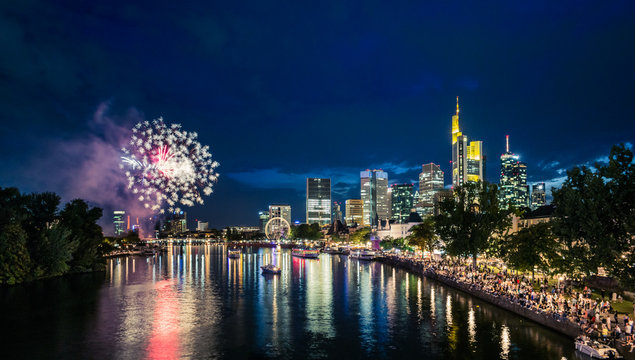 Mainfest mit Feuerwerk in Frankfurt