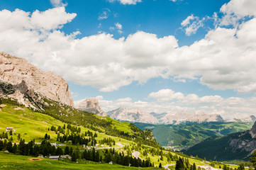 Fototapeta na wymiar Grödner Joch, Dolomiten, Grosse Cirspitze, Kleine Cirspitze, Berge, Bergbahn, Passstrasse, Südtirol, Sommer, Italien