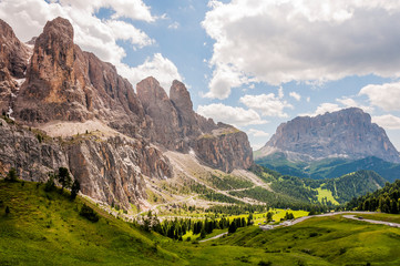 Grödner Joch, Langkofel, Langkofelgruppe, Sellagruppe, Sellastock, Sellamassiv, Dolomiten, Passhöhe, Wanderweg, Südtirol, Trentino, Sommer, Italien