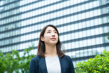 Fototapeta premium 通勤する女性