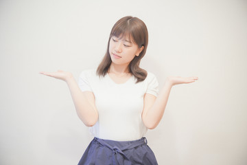 2択で迷う女性