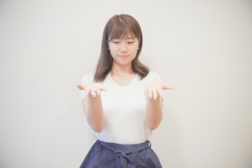 2択で迷う女性