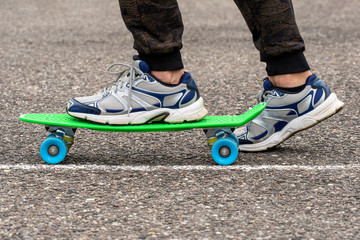 Obraz premium Man ride skateboard on a city street