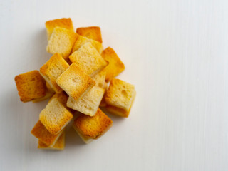 Picatostes de pan tostados