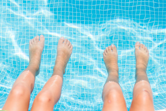 Pies mojados en la piscina en verano