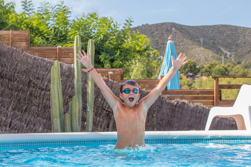 Niño jugando en la piscina en verano - obrazy, fototapety, plakaty