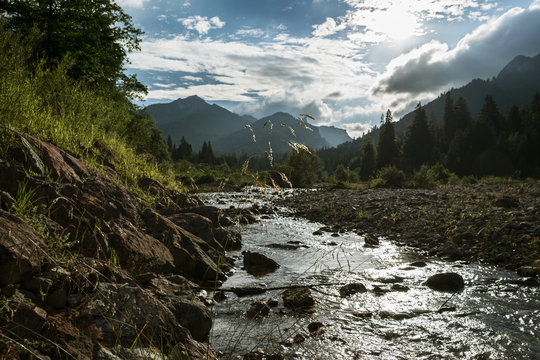 Berglandschaft mit Wildfluss
