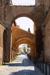 Fototapeta na wymiar Construção em arcos de uma antiga igreja de Roma, medieval. Italia