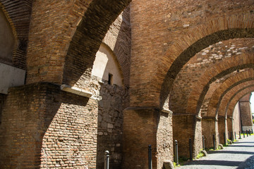 Construção em arcos de uma antiga igreja de Roma, medieval. Italia