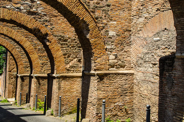 Construção em arcos de uma antiga igreja de Roma, medieval. Italia