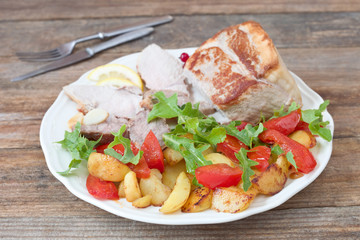 Bratkartoffeln, Tomaten und Scheinebraten