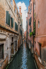 Fototapeta na wymiar Narrow canal in the center of Venice