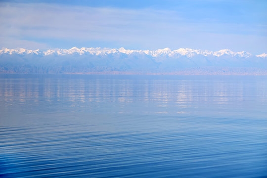 Mountain Lake Issyk Kul , Kyrgyzstan .