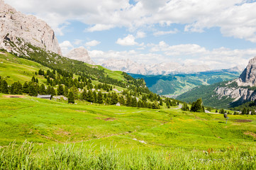Fototapeta na wymiar Grödner Joch, Dolomiten, Grosse Cirspitze, Kleine Cirspitze, Berge, Bergbahn, Passstrasse, Südtirol, Sommer, Italien