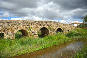 Fototapeta na wymiar Puente romano sobre el río Ayuela en el pueblo de Casas de Don Antonio en la provincia de Cáceres Extremadura España. Aquí cruza la Vía de la Plata hacia Santiago de Compostela.