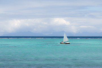 bateau sur mer turquoise