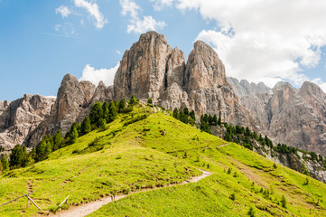 Obraz premium Grödner Joch, Sellagruppe, Sellastock, Sellamassiv, Dolomiten, Passhöhe, Wanderweg, Klimawandel, Südtirol, Trentino, Sommer, Italien