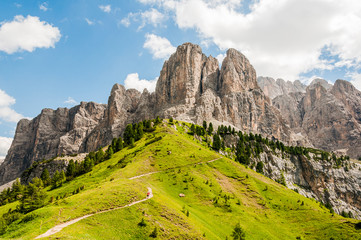Obraz premium Grödner Joch, Sellagruppe, Sellastock, Sellamassiv, Dolomiten, Passhöhe, Wanderweg, Klimawandel, Südtirol, Trentino, Sommer, Italien