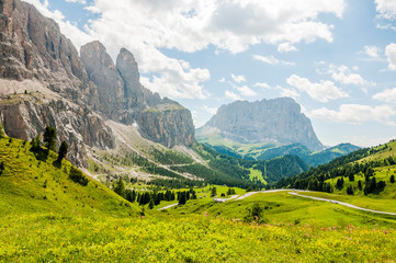 Fototapeta premium Grödner Joch, Langkofel, Langkofelgruppe, Sellagruppe, Sellastock, Sellamassiv, Dolomiten, Passhöhe, Wanderweg, Südtirol, Trentino, Sommer, Italien