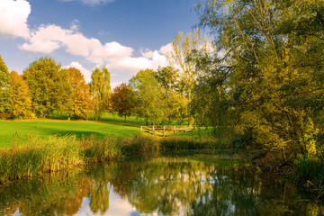 See oder Teich am Golfplatz in Kandern mit Relexion und Spiegelung im Herbst blauer Himmel mit Wolken