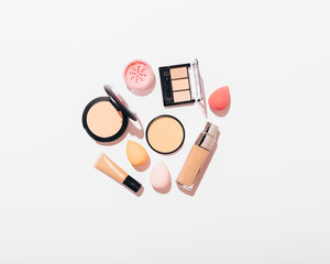 Set for natural makeup of foundation