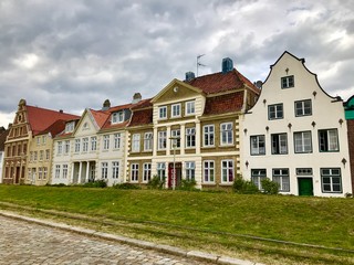 Fototapeta na wymiar Alte Häuser in der Altstadt von Glückstadt (Schleswig-Holstein)