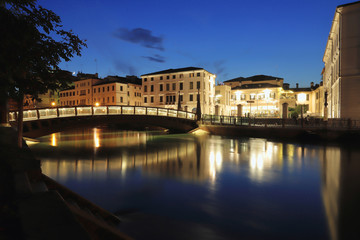 treviso di notte in italia 