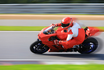 Obraz premium Racing bike rider leaning into a fast corner