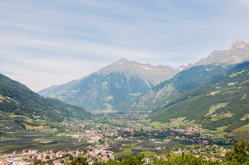 Fototapeta premium Algund, Meran, Waalweg, Algunder Waalweg, Weinberge, Obstbäume, Wanderweg, Sommer, Vinschgau, Südtirol, Italien