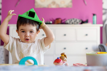 Niño pequeño con juguetes 39