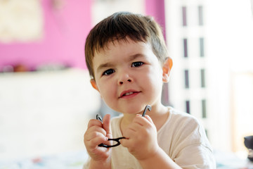 Niño pequeño con juguetes 61