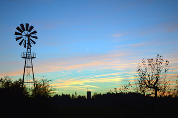 Windrad mit Wolkenspiel