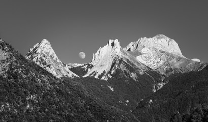 Fototapeta na wymiar Lune entre montagnes