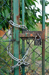vorhängeschloss an gartentür