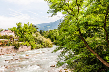 Meran, Passer, Fluss, Passirio, Passerpromenade, Kurpromenade, Spazierweg, Uferweg, Vinschgau, Südtirol, Sommer, Italien 