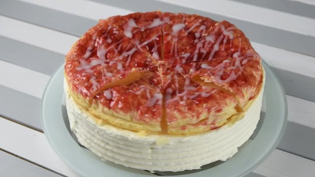 Eine Holl&auml;nder Kirsch Sahnetorte auf einer runden Tortenplatte 