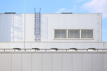 Fototapeta na wymiar Wentylatory wyciągowe ze stali nierdzewnej na dachu fabryki.