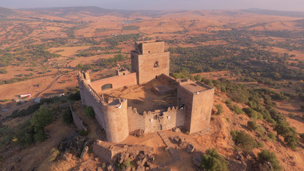 Obraz premium Castillo Templario al Amanecer en Burguillos del Cerro, Badajoz