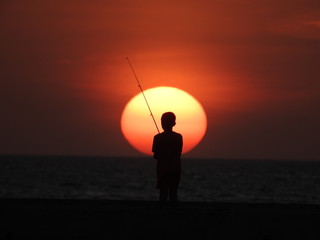 Ni&ntilde;o en atardecer