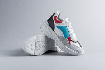 Zapatillas de deporte para mujeres, moda vintage, fondo gris, de cerca. Espacio para texto