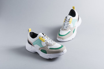 Zapatillas de deporte para mujeres, moda vintage, fondo gris, de cerca. Espacio para texto