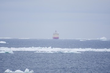 brise- glace dans la banquise © Stéphane