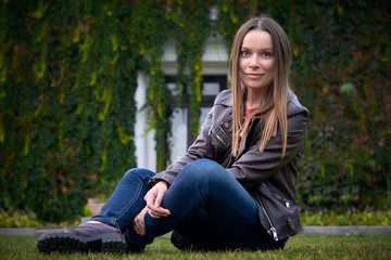 Obraz premium pretty young woman in casual clothes in landscape background