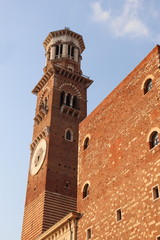 Fototapeta na wymiar Italie - Vénétie - Vérone - Tour des Lamberti et Palazzo della Ragione