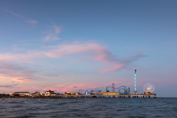 Obraz premium Amusement park on the pier
