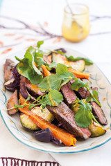 Ensalada de picaña y verduras asadas