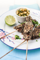 Pinchos de lomo empanados en sésamo