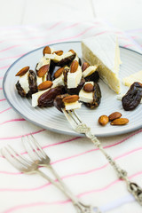 Dátiles rellenos de queso brie 