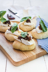 Minifocaccias de queso brie