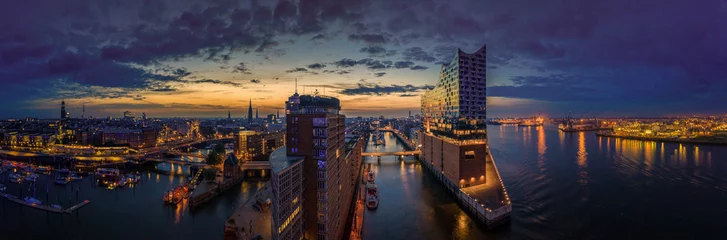 Hamburg Skyline im Sonnenaufgang mit Blick auf die Elbphilarmonie © Daniel Fröhlich